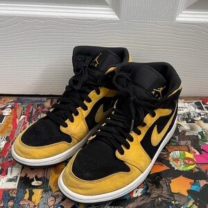 AIR JORDAN 1 MID REVERSE NEW LOVE